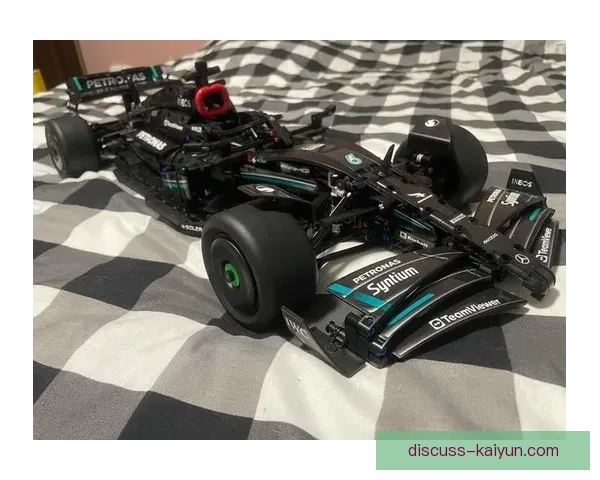 F1赛季最新动态：梅赛德斯车队引擎升级助力汉密尔顿争冠