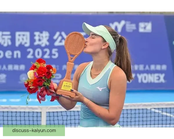 网球赛季精彩回顾：顶尖选手激战赛场争夺桂冠